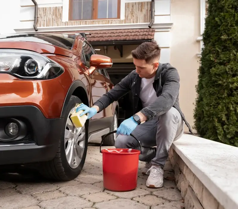 Lavage auto à domicile Saint-Agnant-de-Versillat : professionnel intervenant sur un véhicule